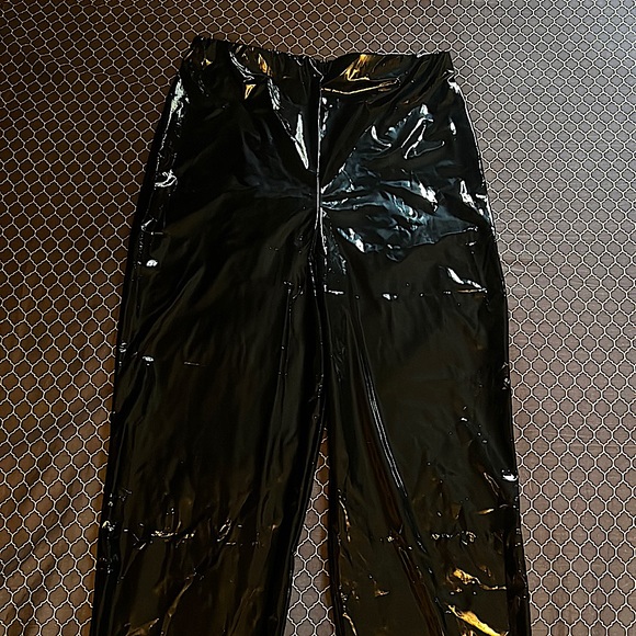 PrettyLittle Thing Vinyl Pant US Size 8 - Picture 1 of 3